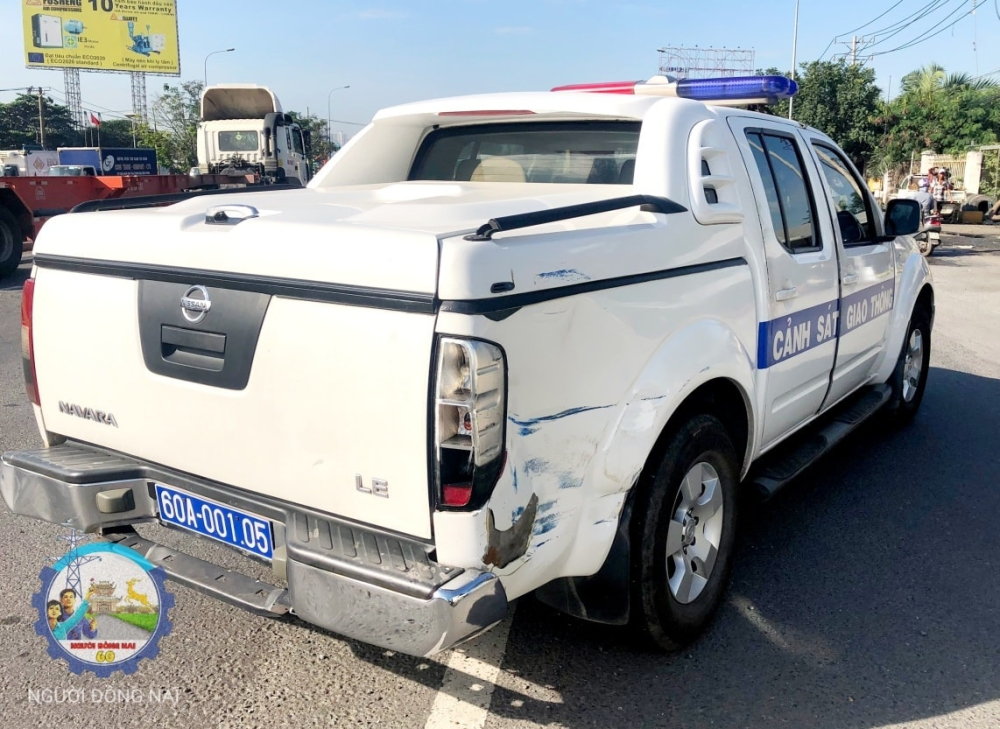 Chiếc xe tuần tra của CSGT sau khi bị chiếc xe ben tông trúng Chiếc xe tuần tra của CSGT sau khi bị chiếc xe ben tông trúng