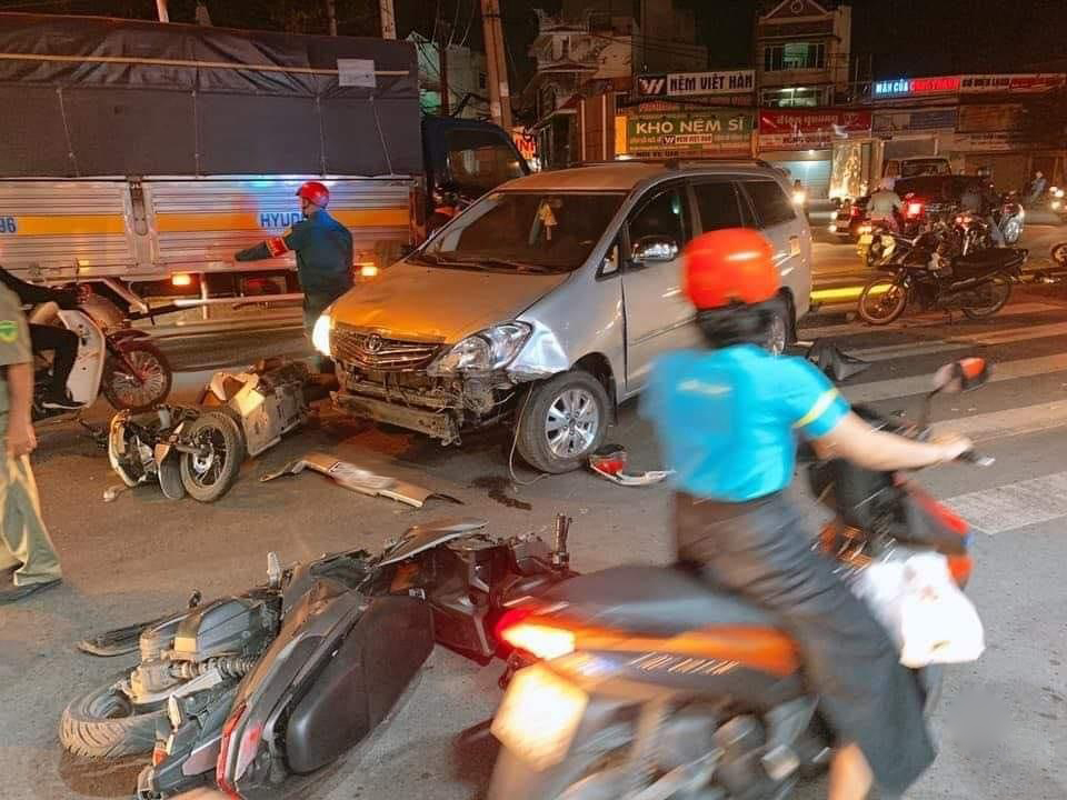Chiếc xe Toyota Innova hư hỏng nặng đầu xe với cản va trước bung ra khỏi xe Chiếc xe Toyota Innova hư hỏng nặng đầu xe với cản va trước bung ra khỏi xe