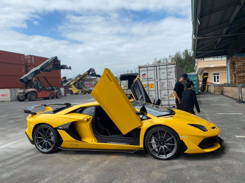 Lamborghini Aventador SVJ màu vàng đầu tiên về Việt Nam tung cánh Lamborghini Aventador SVJ màu vàng đầu tiên về Việt Nam tung cánh