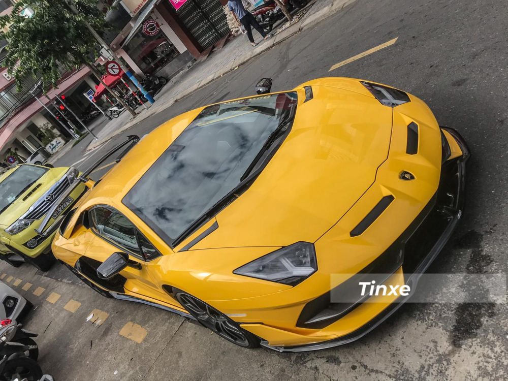 Mới lộ ảnh về Việt Nam, Lamborghini Aventador SVJ màu vàng đã có mặt trên đường phố Mới lộ ảnh về Việt Nam, Lamborghini Aventador SVJ màu vàng đã có mặt trên đường phố