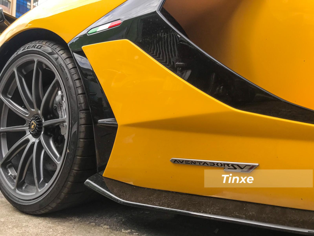 Biểu tượng cờ Ý cùng logo Aventador SVJ ở hốc gió hay sườn xe