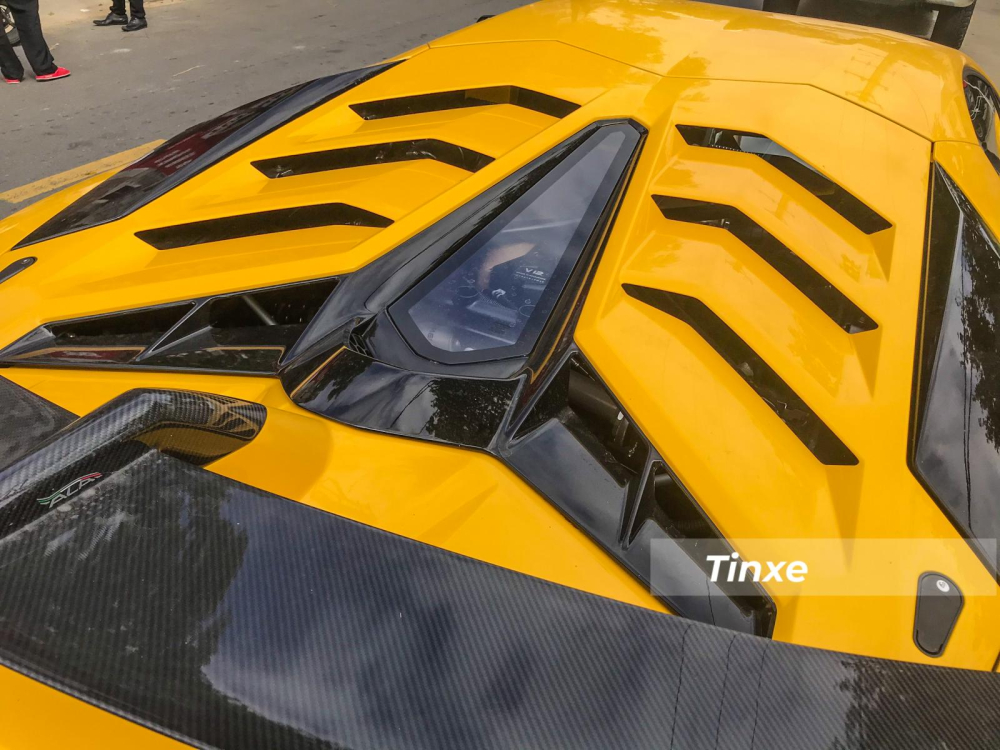 Ngoại thất chiếc siêu xe Lamborghini Aventador SVJ thứ 2 về Việt Nam là màu vàng đi kèm nhiều chi tiết carbon bóng Ngoại thất chiếc siêu xe Lamborghini Aventador SVJ thứ 2 về Việt Nam là màu vàng đi kèm nhiều chi tiết carbon bóng