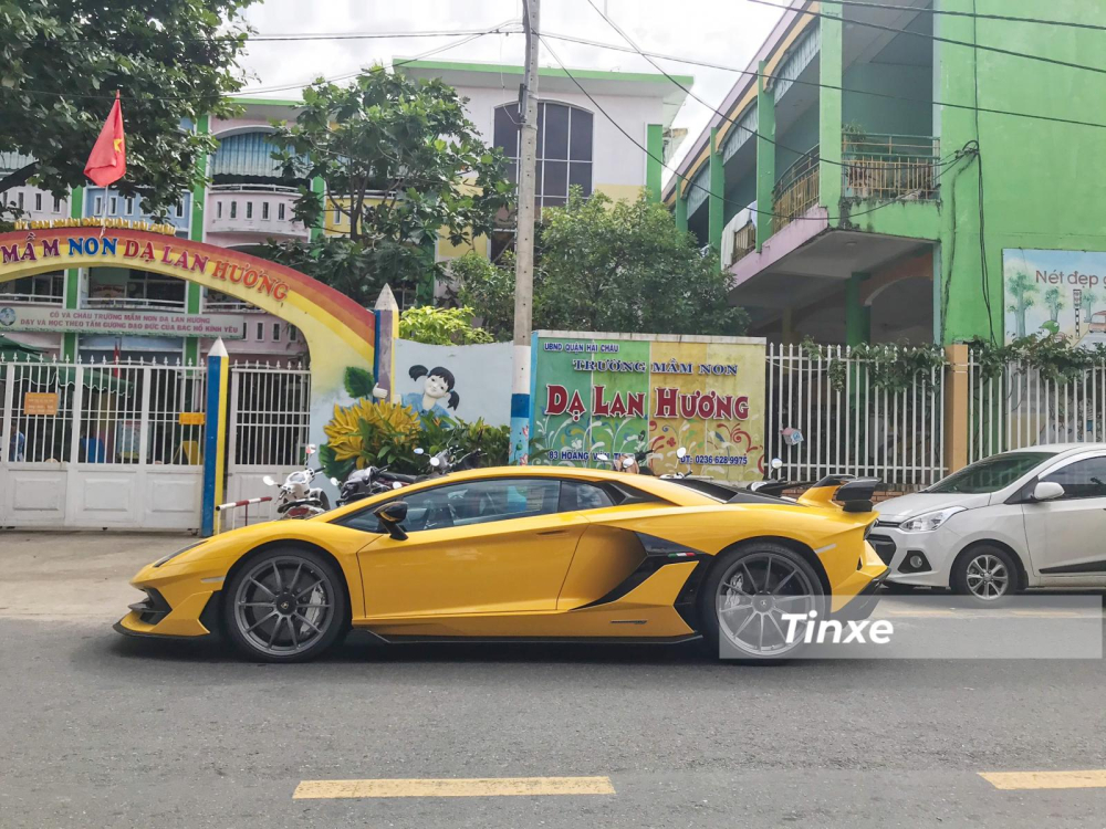 Chiếc xe này mang màu sơn vàng Giallo Evros