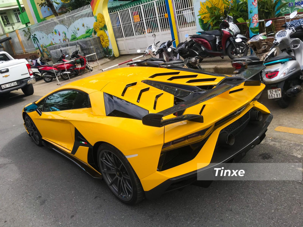 Đây cũng chính là chiếc siêu xe Lamborghini Aventador SVJ đầu tiên xuất hiện ở miền Trung Đây cũng chính là chiếc siêu xe Lamborghini Aventador SVJ đầu tiên xuất hiện ở miền Trung