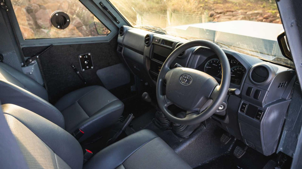 Hệ thống lái của xe vẫn được giữ nguyên từ Toyota Land Cruiser Hệ thống lái của xe vẫn được giữ nguyên từ Toyota Land Cruiser