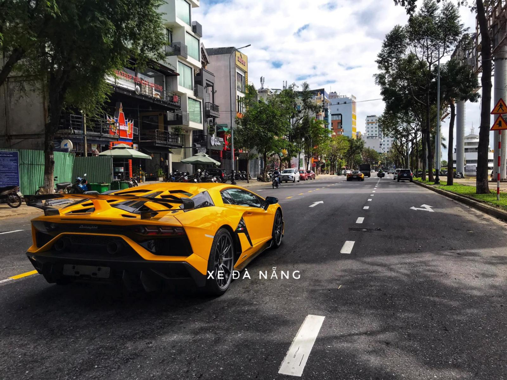 Siêu phẩm Lamborghini Aventador SVJ chỉ có 900 chiếc trên thế giới dạo phố cùng với McLaren 720S Spider vào chiều qua ở Đà Nẵng Siêu phẩm Lamborghini Aventador SVJ chỉ có 900 chiếc trên thế giới dạo phố cùng với McLaren 720S Spider vào chiều qua ở Đà Nẵng