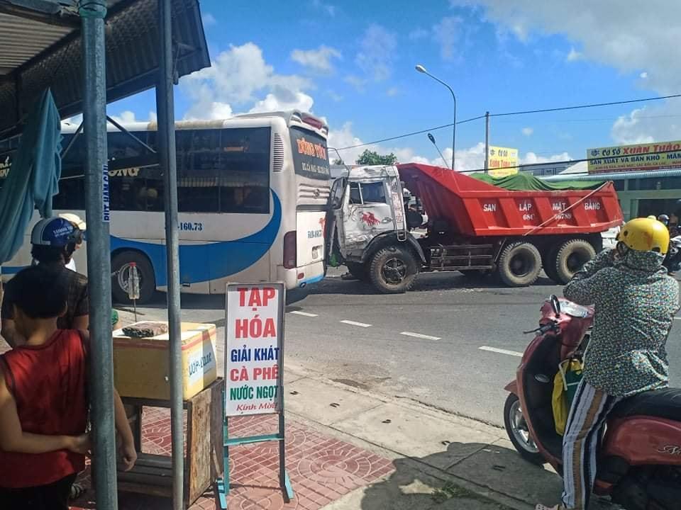 Hiện trường xe ben tông vào đuôi xe khách giường nằm ở Bạc Liêu Hiện trường xe ben tông vào đuôi xe khách giường nằm ở Bạc Liêu
