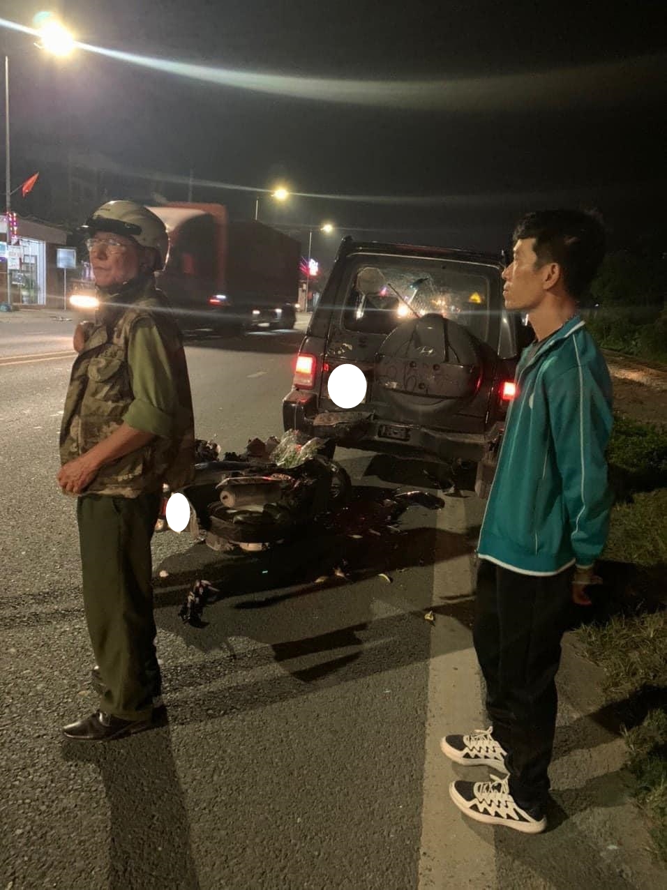 Người dân theo dõi vụ tai nạn cũng như điều tiết giao thông để chờ lực lượng chức năng có mặt Người dân theo dõi vụ tai nạn cũng như điều tiết giao thông để chờ lực lượng chức năng có mặt