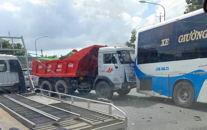 Vụ tai nạn khiến giao thông qua QL1A gặp khó khăn Vụ tai nạn khiến giao thông qua QL1A gặp khó khăn