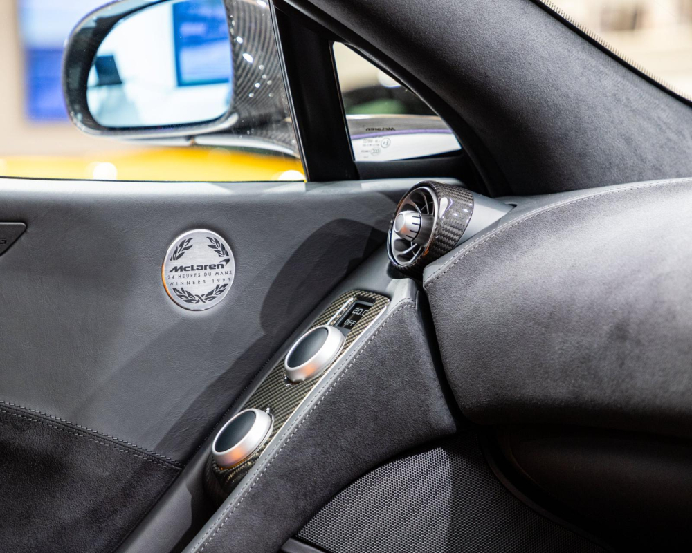 Huy hiệu để nhận biết đây là McLaren 650S phiên bản đường đua Le Mans chỉ có 50 xe trên thế giới Huy hiệu để nhận biết đây là McLaren 650S phiên bản đường đua Le Mans chỉ có 50 xe trên thế giới