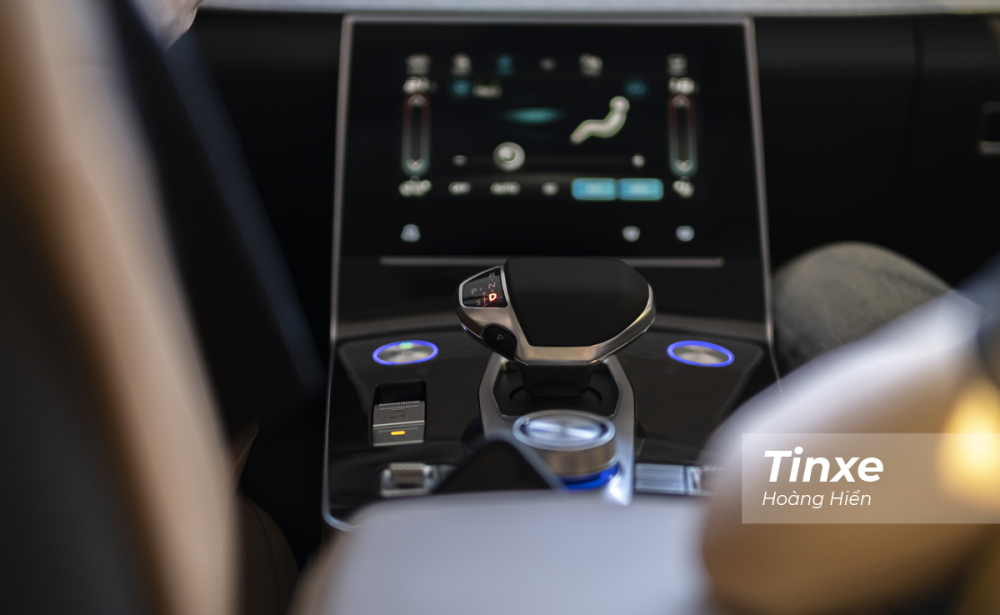 BEIJING X7 được trang bị hộp số ly hợp kép nhưng lại có cảm giác lái khá đơn điệu do không có các chế độ lái khác nhau để lái xe tuỳ chọn. BEIJING X7 được trang bị hộp số ly hợp kép nhưng lại có cảm giác lái khá đơn điệu do không có các chế độ lái khác nhau để lái xe tuỳ chọn.