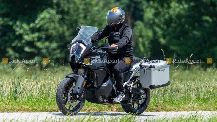 KTM 1290 Super Adventure 2021 trên đường chạy thử KTM 1290 Super Adventure 2021 trên đường chạy thử