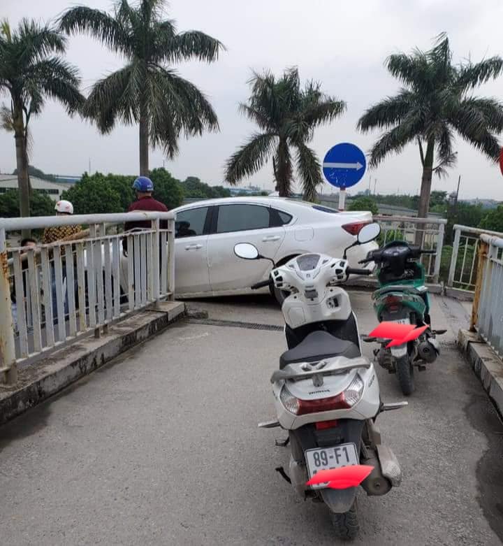 Cầu vượt n&agrave;y d&agrave;nh cho cả xe m&aacute;y lẫn người đi bộ n&ecirc;n chiếc Kia Cerato đi l&ecirc;n được nhưng kh&ocirc;ng xuống được
