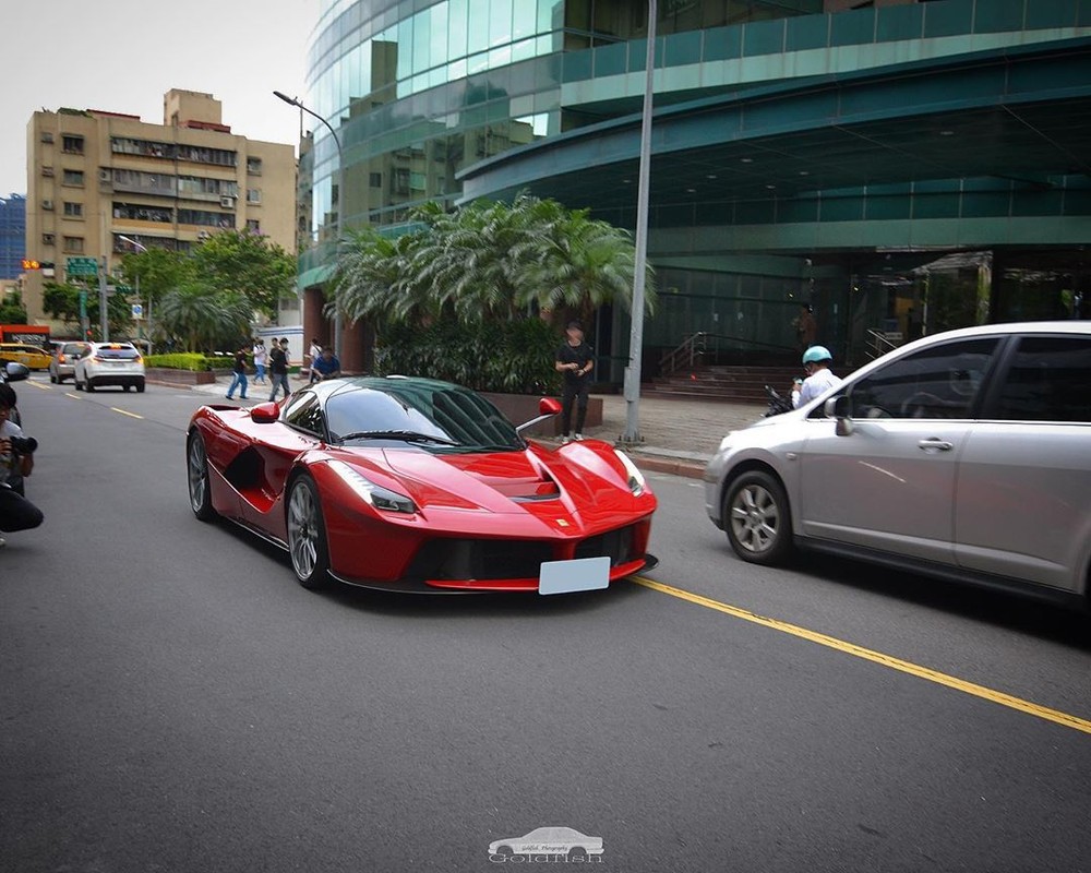 Chiếc si&ecirc;u xe Ferrari LaFerrari m&agrave;u đỏ n&agrave;y rất hay lăn b&aacute;nh ở Đ&agrave;i Loan