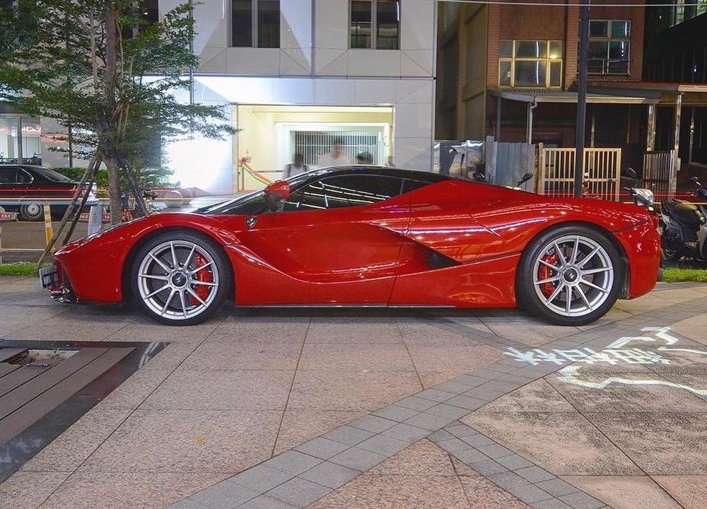 Ferrari LaFerrari m&agrave;u đỏ tr&ecirc;n đường phố Đ&agrave;i Loan