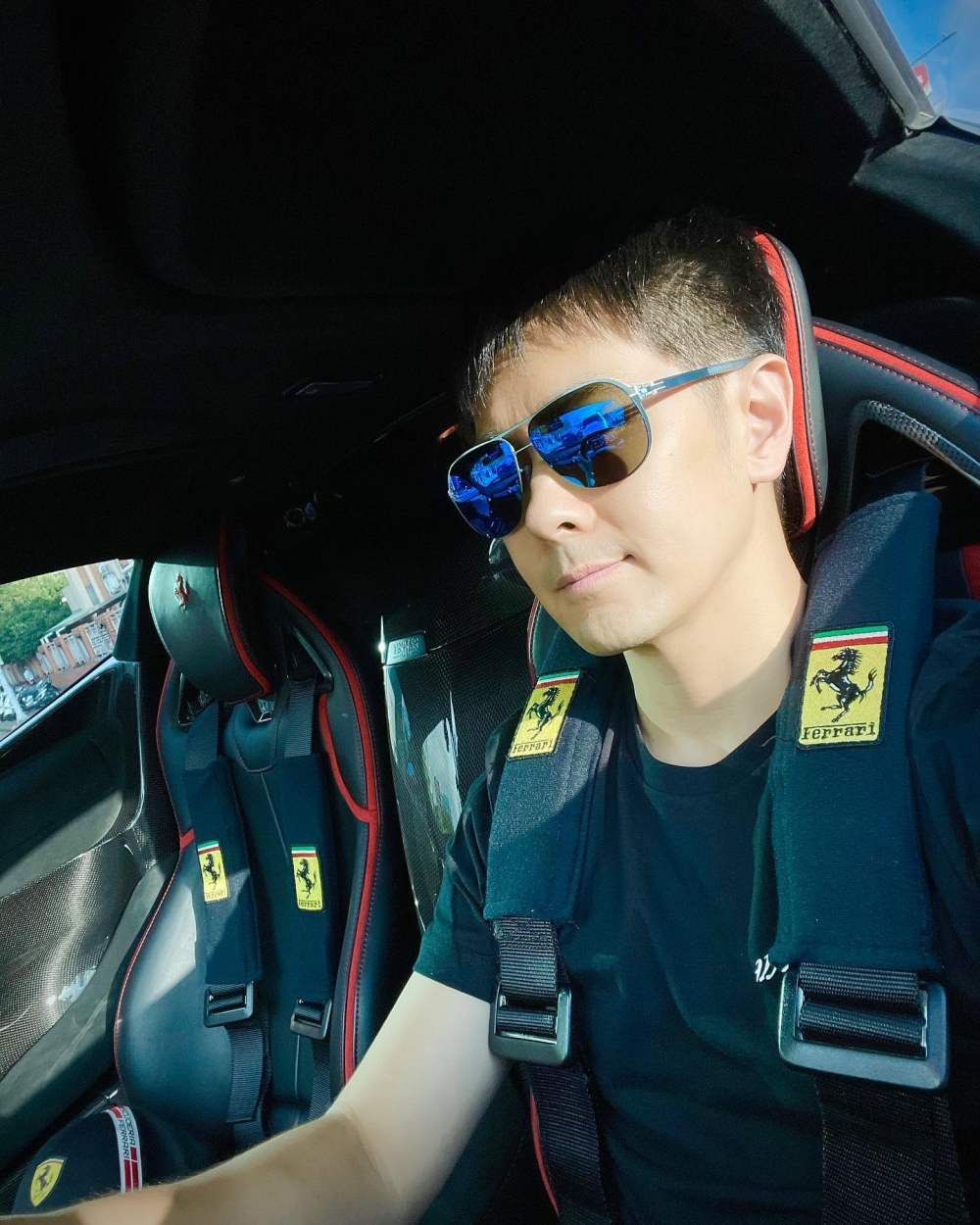 L&acirc;m Ch&iacute; Dĩnh chia sẻ h&igrave;nh ảnh cầm l&aacute;i một si&ecirc;u xe Ferrari rất khủng