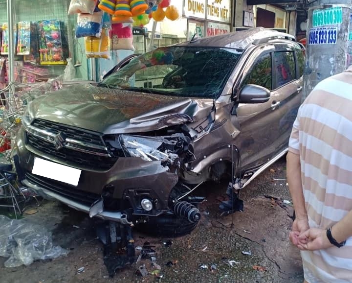 Suzuki XL7 tông hàng loạt xe máy trước khi lao vào cửa hàng bán tạp hoá Suzuki XL7 tông hàng loạt xe máy trước khi lao vào cửa hàng bán tạp hoá