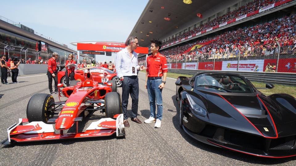 L&acirc;m Ch&iacute; Dĩnh trong một sự kiện ra mắt Ferrari LaFerrari ở Đ&agrave;i Loan