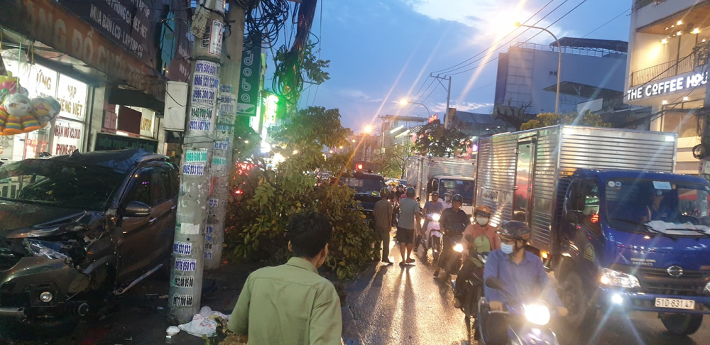 Đến hơn 5 giờ 30 phút chiều, vụ tai nạn vẫn chưa được xử lý xong Đến hơn 5 giờ 30 phút chiều, vụ tai nạn vẫn chưa được xử lý xong