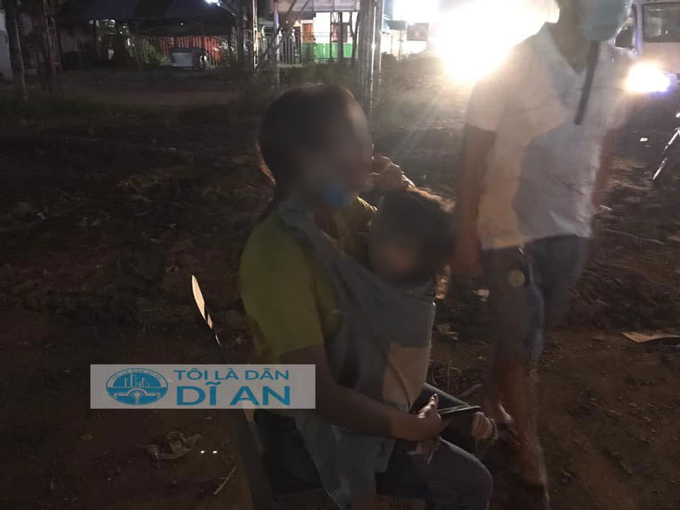 Hai mẹ con ngồi b&ecirc;n lề đường sau vụ tai nạn