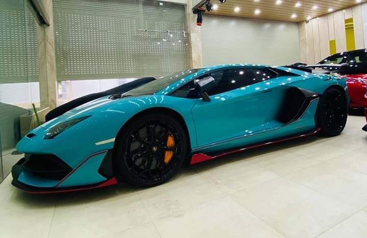 Chiếc xe Lamborghini Aventador SVJ này có mâm tuỳ chọn đa chấu kép của bản cao cấp nhất và logo SVJ trên vòm bánh xe sau