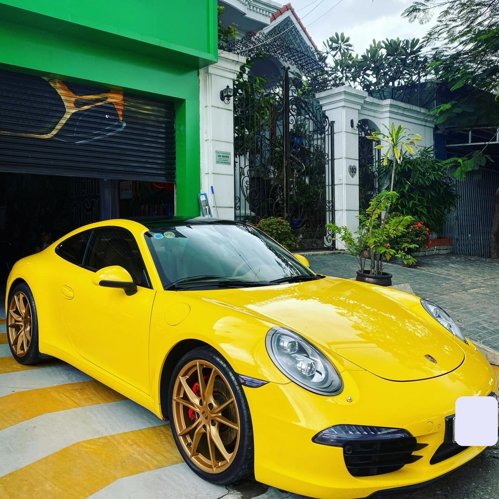 Porsche 911 đời 2013 của Tống Đông Khuê lúc mới mua về có màu sơn vàng và mâm màu đồng