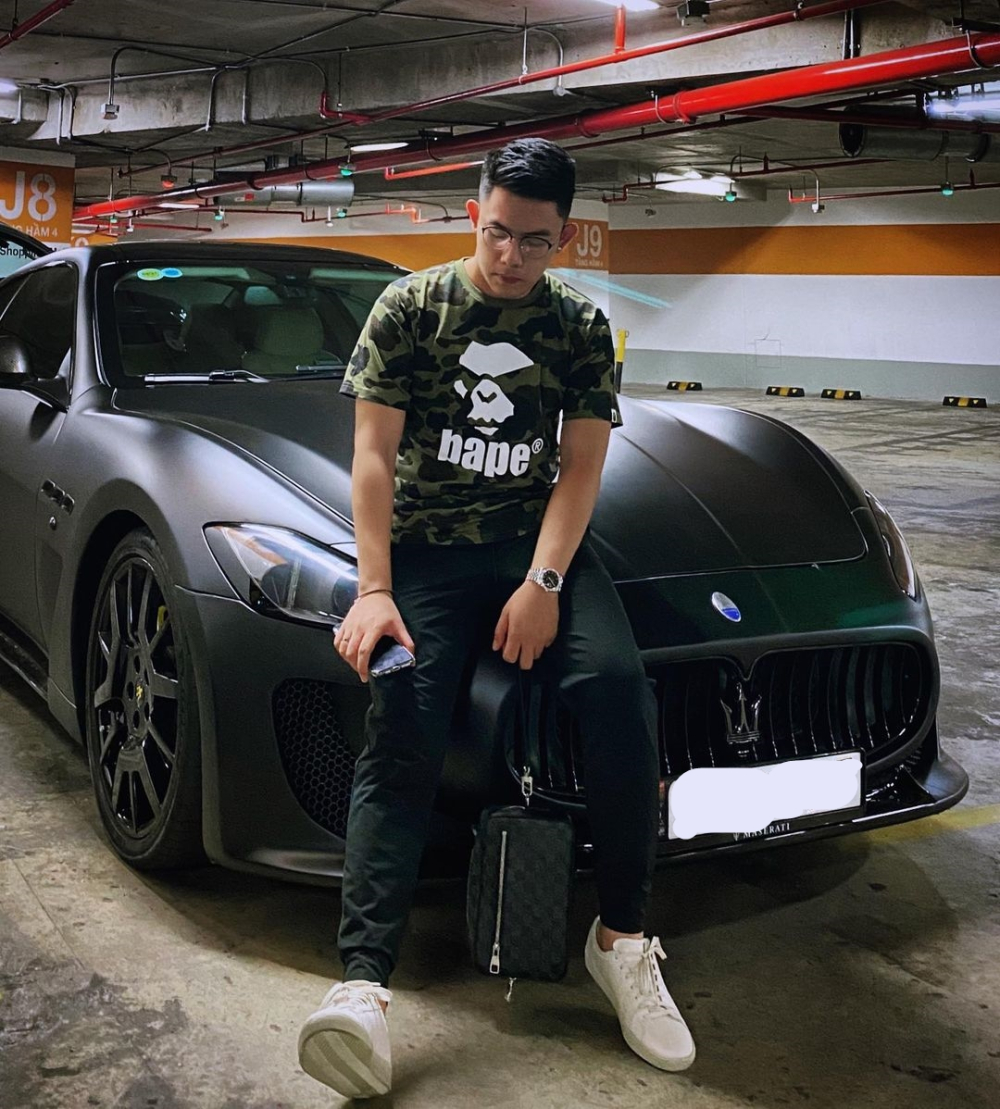 Tống Đông Khuê cùng chiếc xe thể thao Maserati GranTurismo đen nhám