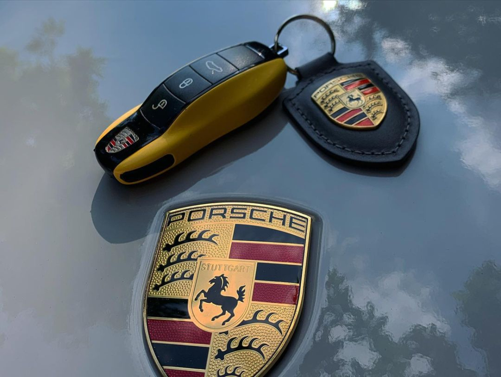 Chìa khoá chiếc xe thể thao Porsche 911 này bọc da màu vàng