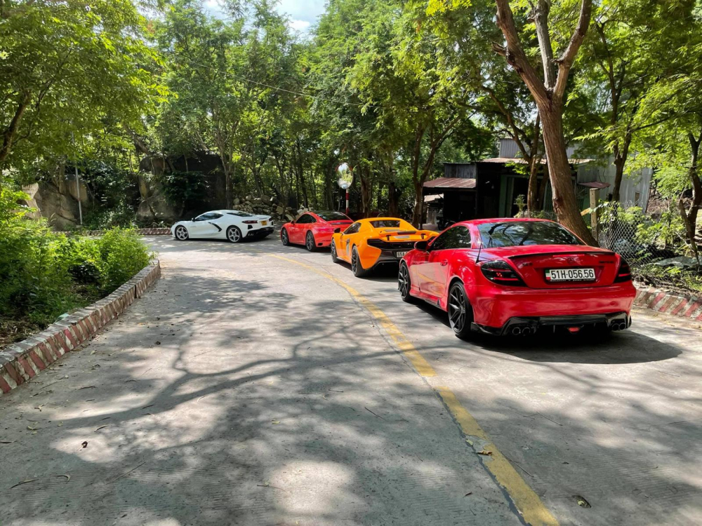 Chốt đoàn là chiếc xe thể thao mui trần Mercedes-Benz SLK mang biển cặp 56 Chốt đoàn là chiếc xe thể thao mui trần Mercedes-Benz SLK mang biển cặp 56