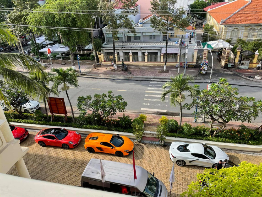Có 4 chiếc siêu xe và xe thể thao tham dự vào hành trình lần này Có 4 chiếc siêu xe và xe thể thao tham dự vào hành trình lần này