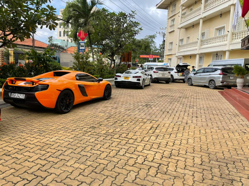 Siêu xe mui trần McLaren 650S Spider mang biển số 65A đỗ ngay phía sau Chevrolet Corvette C8 Stingray 2LT 2020 độc nhất Việt Nam Siêu xe mui trần McLaren 650S Spider mang biển số 65A đỗ ngay phía sau Chevrolet Corvette C8 Stingray 2LT 2020 độc nhất Việt Nam
