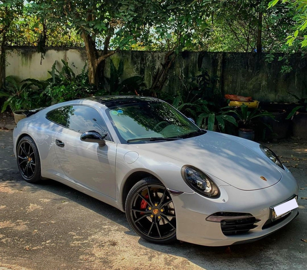 Hiện chiếc xe thể thao Porsche 911 này được CEO 21 tuổi từng tham dự chương trình Người Ấy Là Ai dán lại ngoại thất màu xám xi-măng