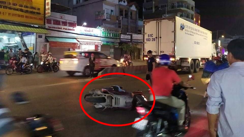 Nạn nh&acirc;n nằm cạnh xe m&aacute;y, c&aacute;ch đ&oacute; kh&ocirc;ng xa l&agrave; chiếc &ocirc; t&ocirc; tải