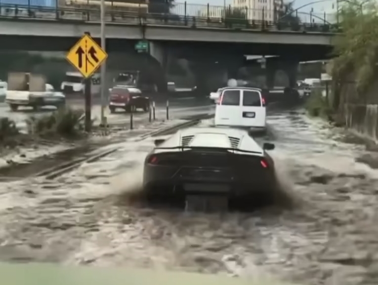 Siêu xe Lamborghini Huracan lội qua dòng nước lũ đục ngầu