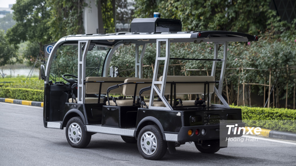 Bộ cảm biến LiDAR được đặt tr&ecirc;n n&oacute;c xe để thu nhận th&ocirc;ng tin trực tiếp từ m&ocirc;i trường xung quanh sau đ&oacute; gửi th&ocirc;ng tin tới bộ điều khiển trung t&acirc;m.