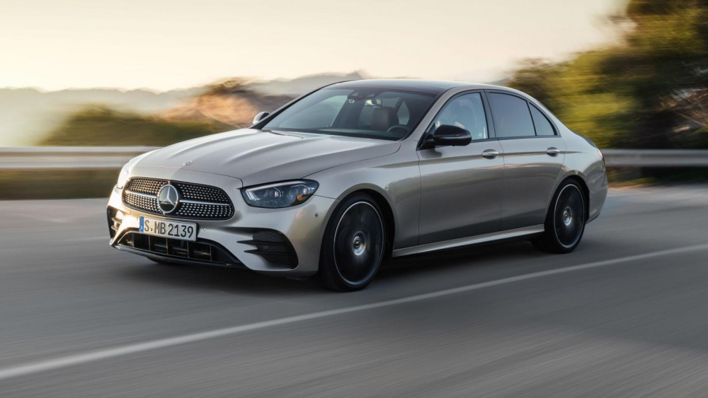 Mercedes-Benz E-Class 2021 chỉ là bản nâng cấp facelift nhưng không vì thế mà kém ấn tượng