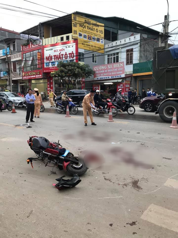 Xe m&aacute;y điện chở 3 học sinh vỡ n&aacute;t tại hiện trường