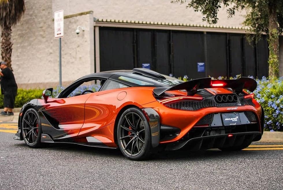 Còn đây là một chiếc McLaren 765LT phối 2 màu lạ mắt