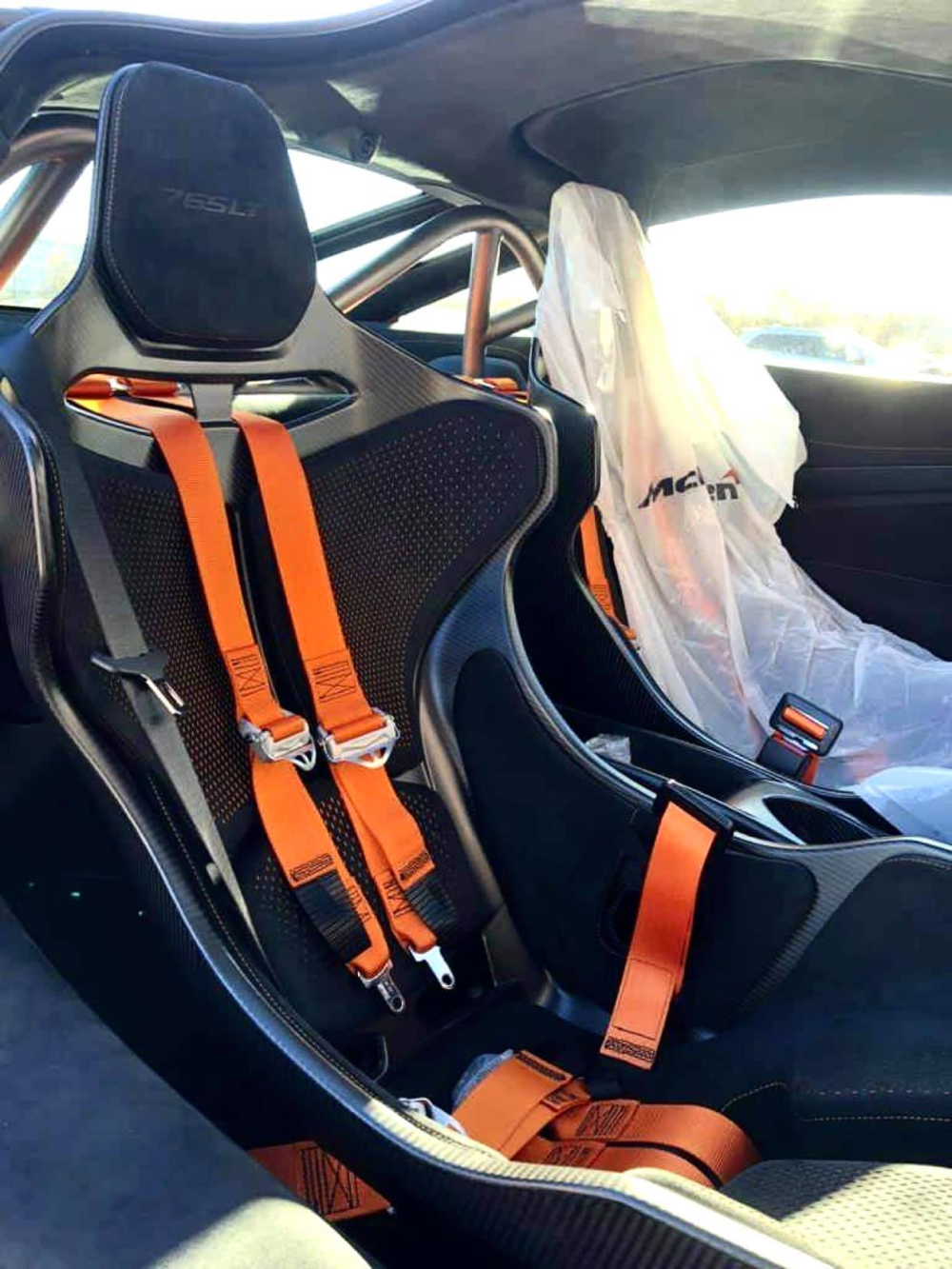 Đây là nội thất của chiếc McLaren 765LT hứa hẹn sớm về nước