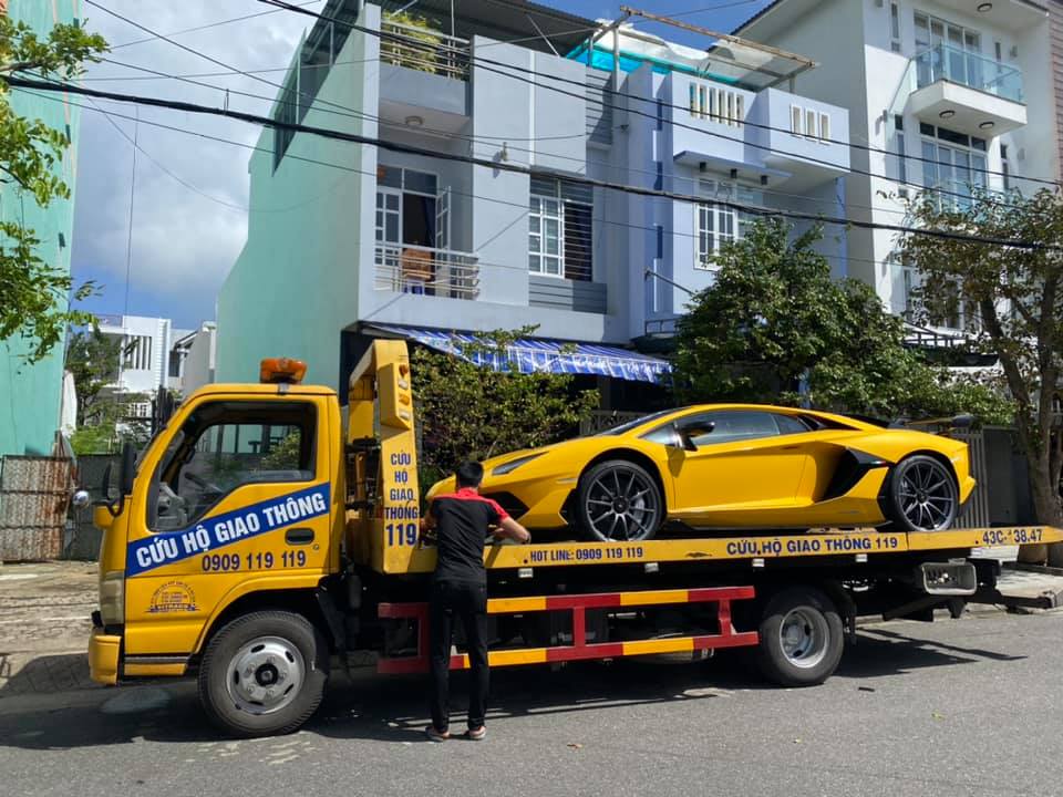 Chiếc Lamborghini Aventador SVJ nằm trên xe cứu hộ vào trưa nay để cấp tốc vào Sài thành Chiếc Lamborghini Aventador SVJ nằm trên xe cứu hộ vào trưa nay để cấp tốc vào Sài thành