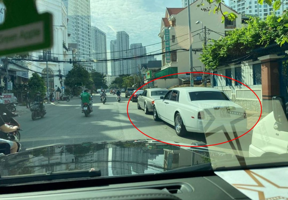 Còn đây là hình ảnh đoàn xe qua nhà hôn thê của Phan Thành. Cặp Rolls-Royce Phantom đỗ cùng nhau và phía trên là Rolls-Roce Wraith