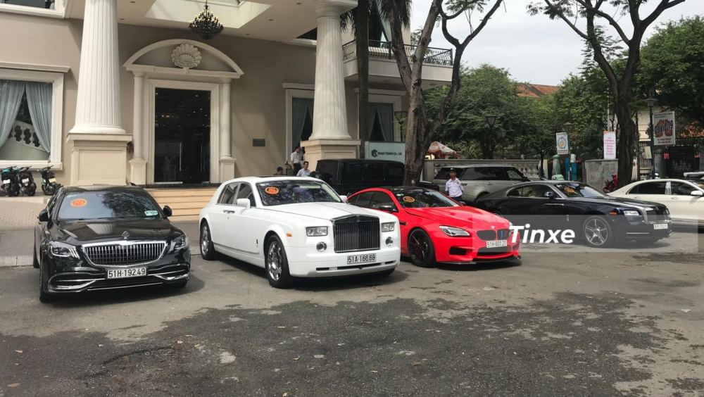 Tuy nhiên khi đến nhà hàng thì lại không có chiếc Rolls-Royce Phantom màu bạc mà chỉ còn xe màu trắng
