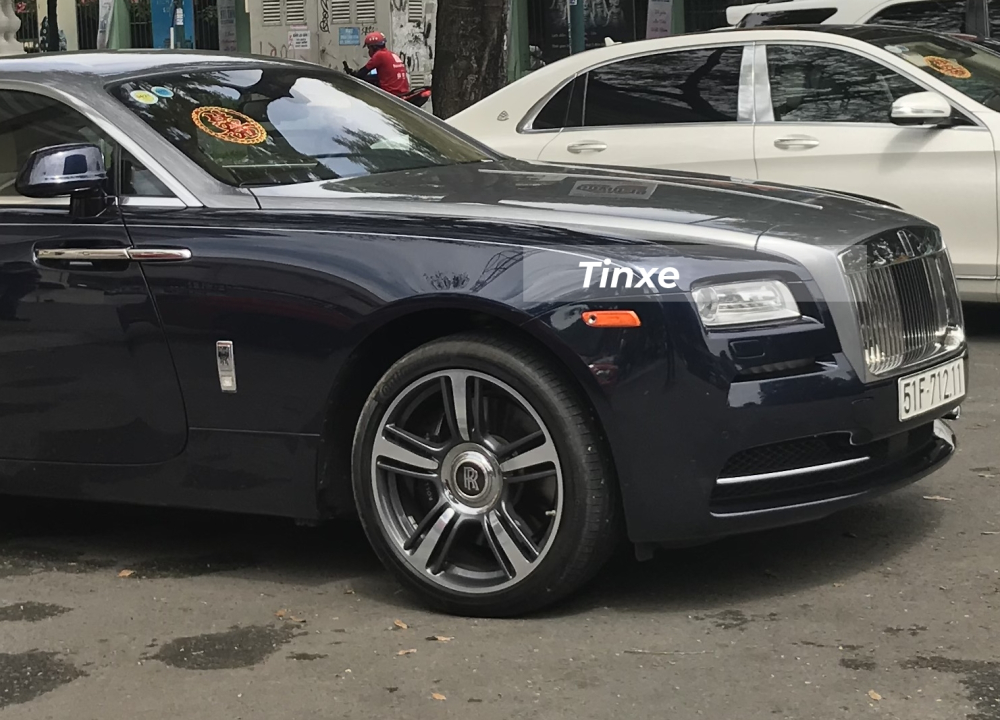 Điều này thể hiện rõ nhất qua đèn pha của xe. Không ít người sở hữu Rolls-Royce Wraith Series I tìm cách làm mới bằng phương pháp độ lên Rolls-Royce Wraith Series II