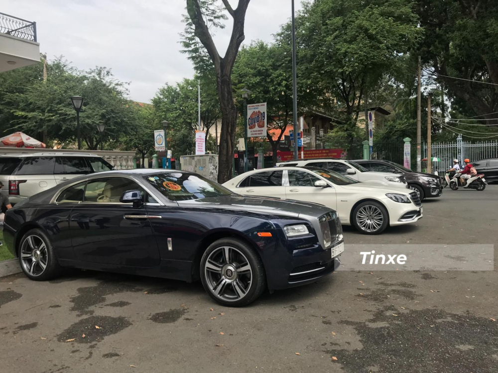 Rolls-Royce Wraith là một chiếc Coupe năng động nhưng vẫn có thừa vẻ quý tộc của xe siêu sang nên Phan Thành cầm lái chở hôn thê là quá hợp lý