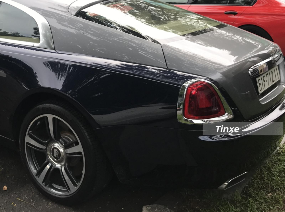 Chiếc xe siêu sang Rolls-Royce Wraith của Phan Thành có màu xanh đen