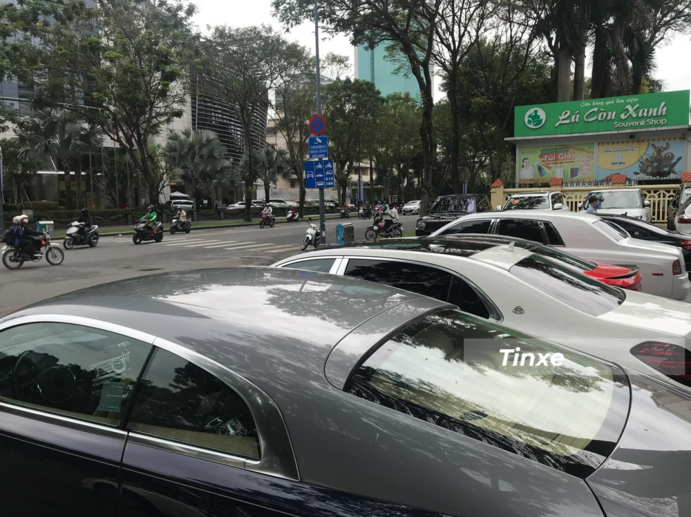 Đi kèm nửa thân trên sơn màu xám