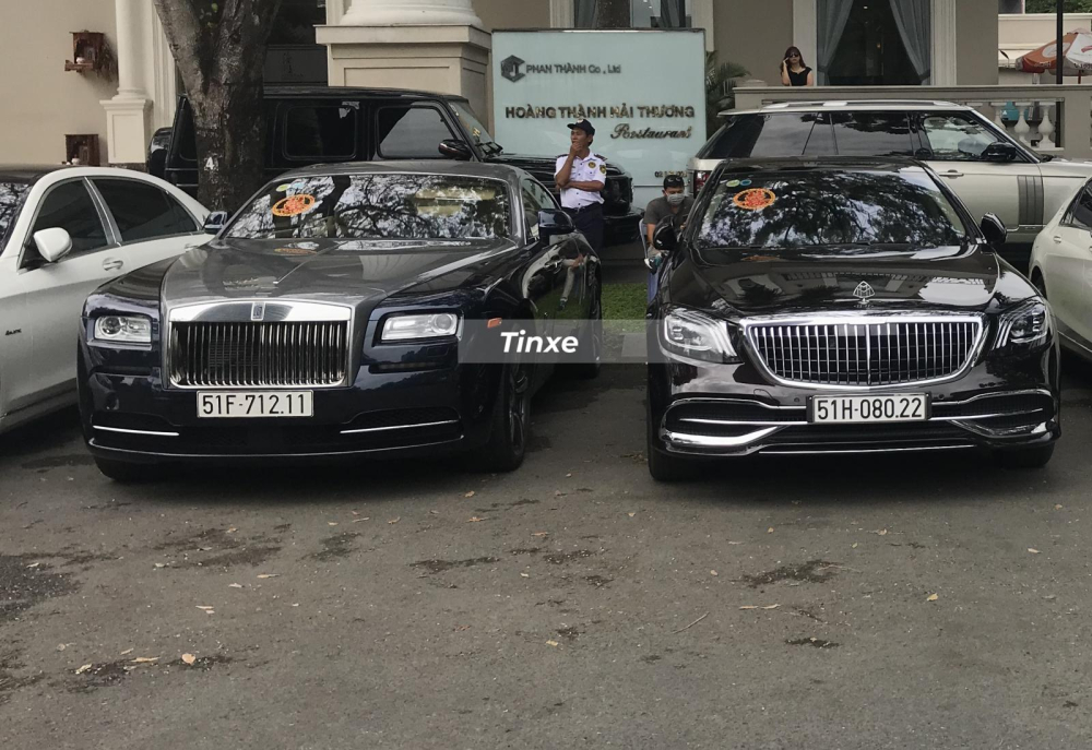 Rolls-Royce Wraith bị cặp xe siêu sang Mercedes-Maybach S-Class kẹp chính giữa