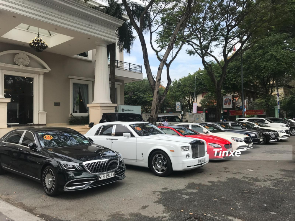 Một rừng xe si&ecirc;u sang xuất hiện trước nh&agrave; h&agrave;ng sau khi sang nh&agrave; bạn g&aacute;i của Phan Th&agrave;nh để hỏi vợ cho doanh nh&acirc;n n&agrave;y. Trong ảnh c&oacute; đầy đủ 4 chiếc Mercedes-Maybach S-Class với 2 chiếc m&agrave;u trắng, 1 xe m&agrave;u đỏ v&agrave; c&ograve;n lại l&agrave; xanh r&ecirc;u