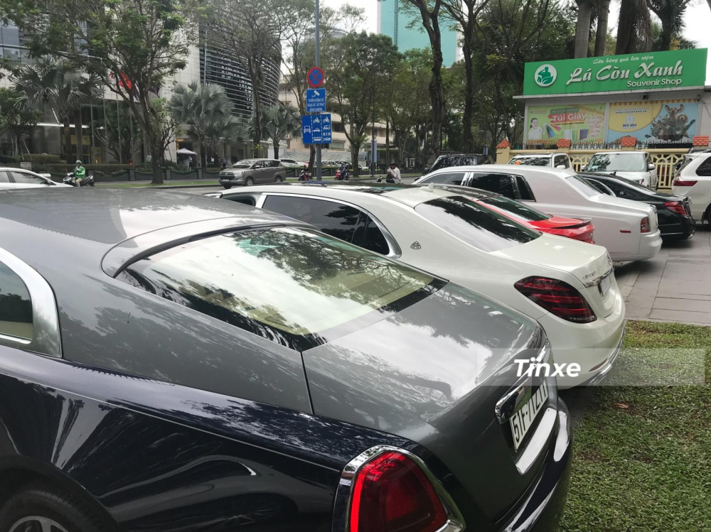 Khu vực đỗ xe n&agrave;y chỉ d&agrave;nh ri&ecirc;ng cho c&aacute;c chiến m&atilde; đắt tiền tham dự v&agrave;o lễ ăn hỏi của Phan Th&agrave;nh