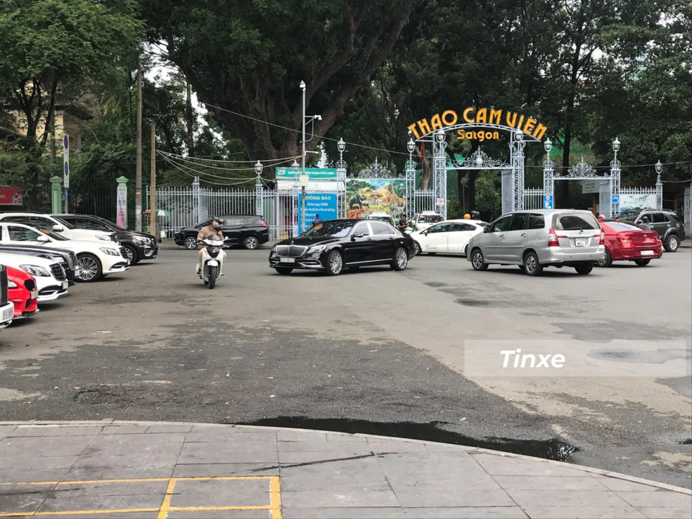 Một chiếc xe Mercedes-Maybach S-Class nhập tiệc kh&aacute; trễ